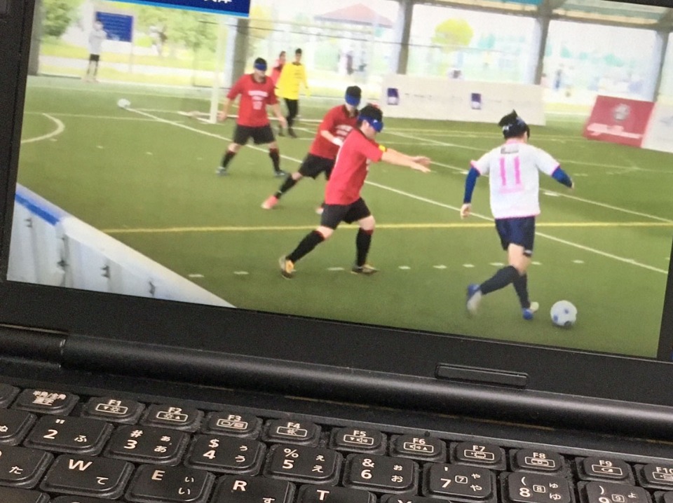 パソコンの画面を通して、ブラインドサッカーの大会取材中。選手の囲みインタビューも、ウェブ会議システムを使う方式が増えている。