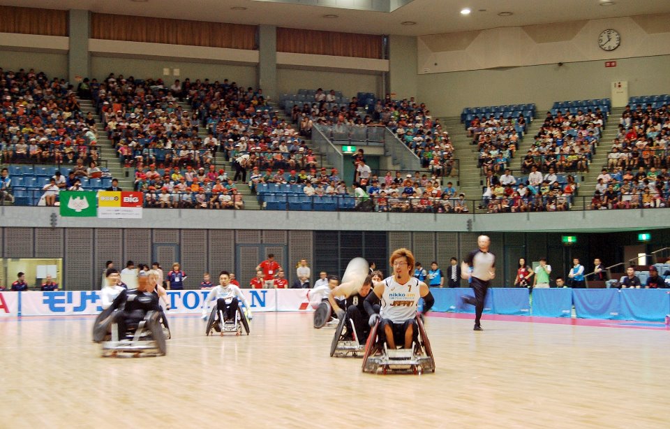 大会開幕戦の日本－ニュージーランド戦には、観戦に訪れた約650人の小学生による“ニッポンコール”が響き渡り、日本チームに力を与えた＝2015年5月22日/千葉ポートアリーナ