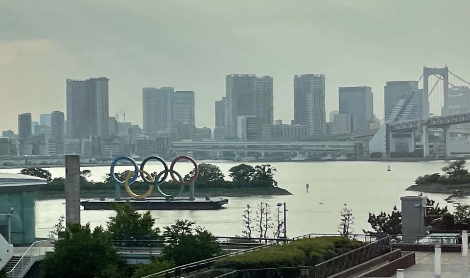 東京・お台場に設置された、オリンピックマークの巨大モニュメント。東京オリンピックは開幕予定の7月23日に向け、模索の中で準備がつづけられている。