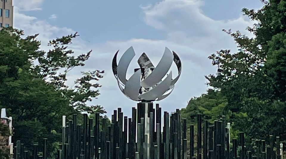 東京・江東区のシンボルプロムナード公園内に移設された、東京オリンピック・パラリンピックの聖火台