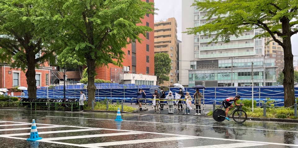 「2023世界パラトライアスロンシリーズ横浜大会」のバイクパート（20㎞）で、雨が降る中、力強い追い上げを見せた宇田秀生選手。東京パラリンピック銀メダリストの熱い走りを、傘やレインコート姿の観客が強く後押し