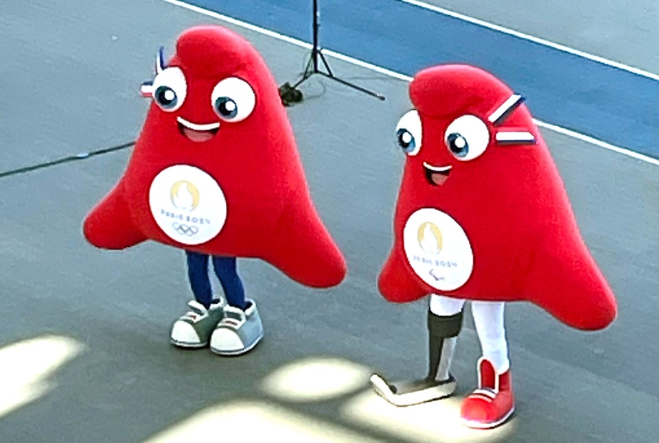 7月に開催されたパリ2023世界パラ陸上選手権大会に激励にやってきたパリ2024大会のマスコット「フリージュ」たち。左がオリンピック・フリージュで、右がパラリンピック・フリージュ。