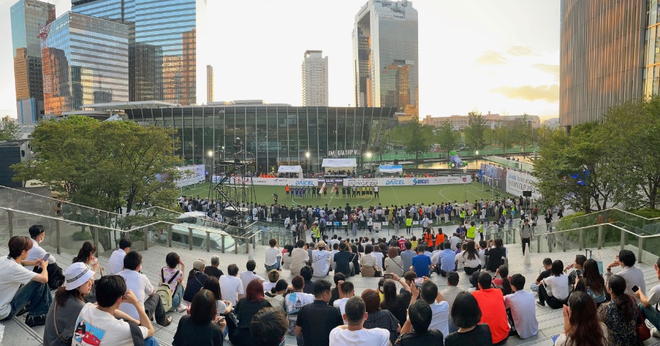「ダイセル ブラインドサッカージャパンカップ 2024 in 大阪」は7月4日から7日まで、JR大阪駅直結のオープン広場に特設されたピッチで開催された。平日の夕方でも多くの人が足を止め、熱く真剣なプレーに見入っていた。