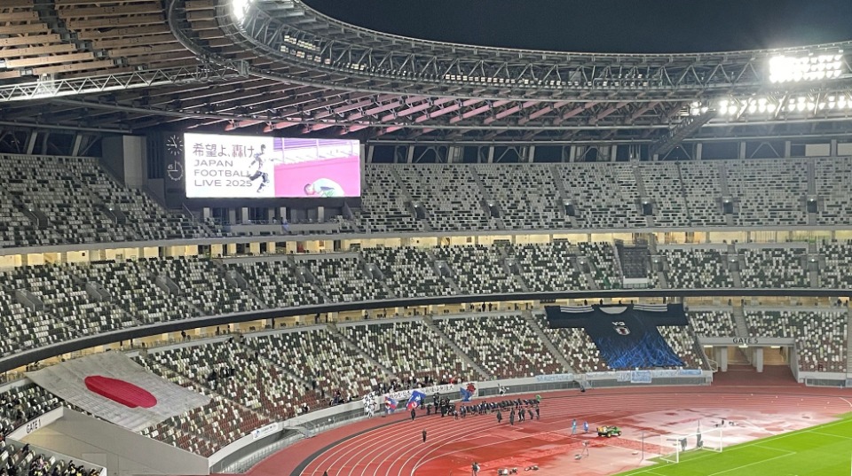 デフサッカー男子日本代表が国立競技場で初マッチを行った2025年4月2日、巨大な日本代表ユニフォームもホーム側のゴール裏スタンドに広がった