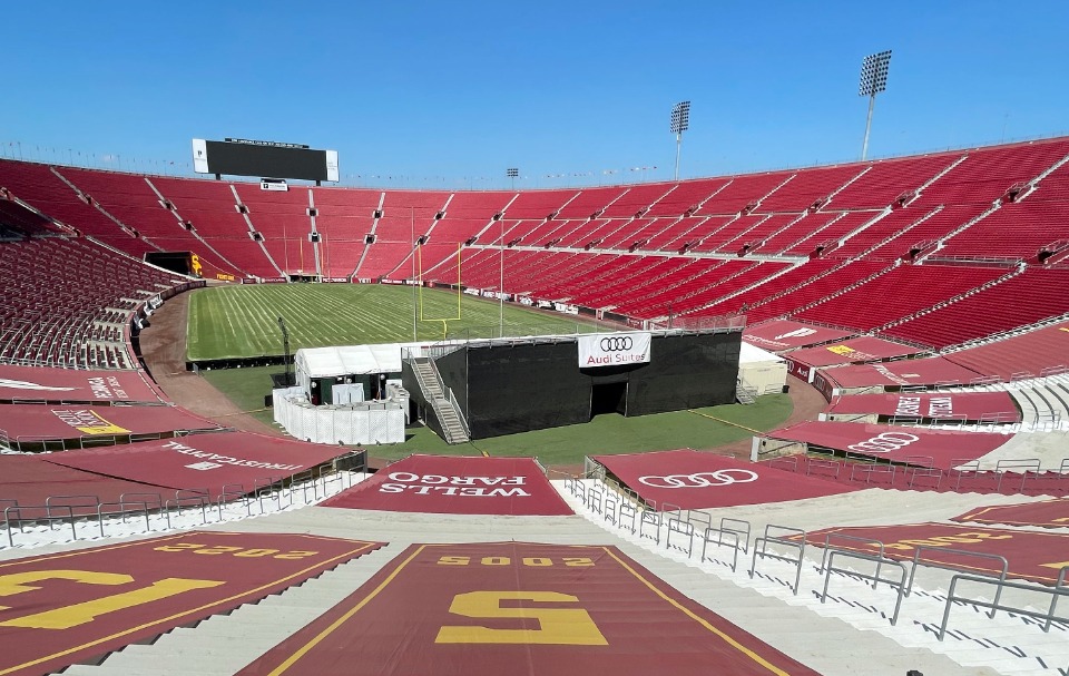 3年後に迫るロサンゼルス2028パラリンピックの会場の一つ、「ロサンゼルス・メモリアル・コロシアム」。現在はアメリカンフットボール仕様だが、ロス2028大会ではパラ陸上競技の舞台として生まれ変わる予定