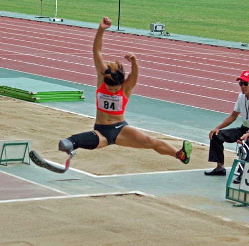 ジャパンパラ陸上競技大会（９月２０日）で、走り幅跳び女子Ｔ４４クラスを制した、パラリンピアン中西麻耶選手の迫力あるジャンプ（撮影：星野恭子）