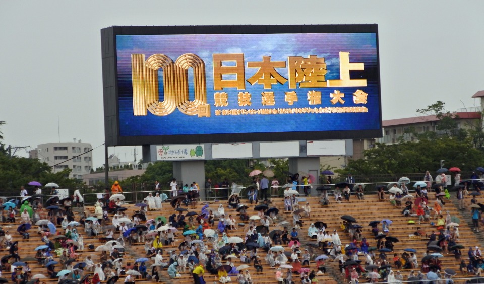 第100回記念の日本陸上選手権の舞台は名古屋市のパロマ瑞穂スタジアム。2日目まで雨模様だったものの、3日間で約61,800人の大観衆が来場、熱戦を見つめた