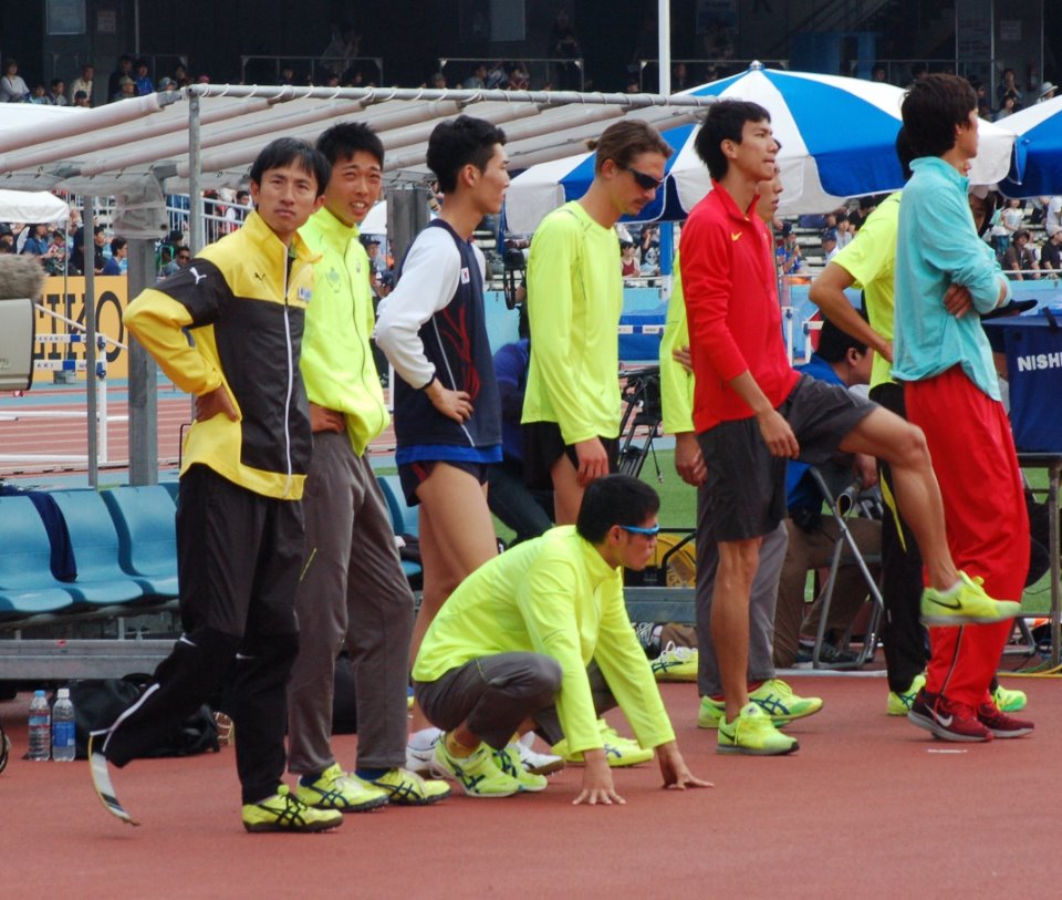 競技開始のコールを待つ、鈴木徹選手（左）。右隣は平松祐司選手＝同