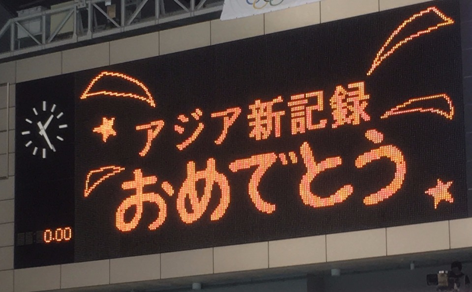 7月中旬に横浜市で開催され、記録ラッシュに沸いた「ジャパンパラ水泳競技大会」。大型ビジョンには他に「日本新記録」や「大会新記録」の文字も相次いで登場！