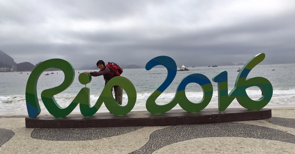 コパカバーナのビーチに設置された、「Rio 2016」大会ロゴのオブジェ。コパカバナ周辺は、パラトライアスロン（10日、11日）、盲人マラソンと車いすマラソン（18日）の舞台です。