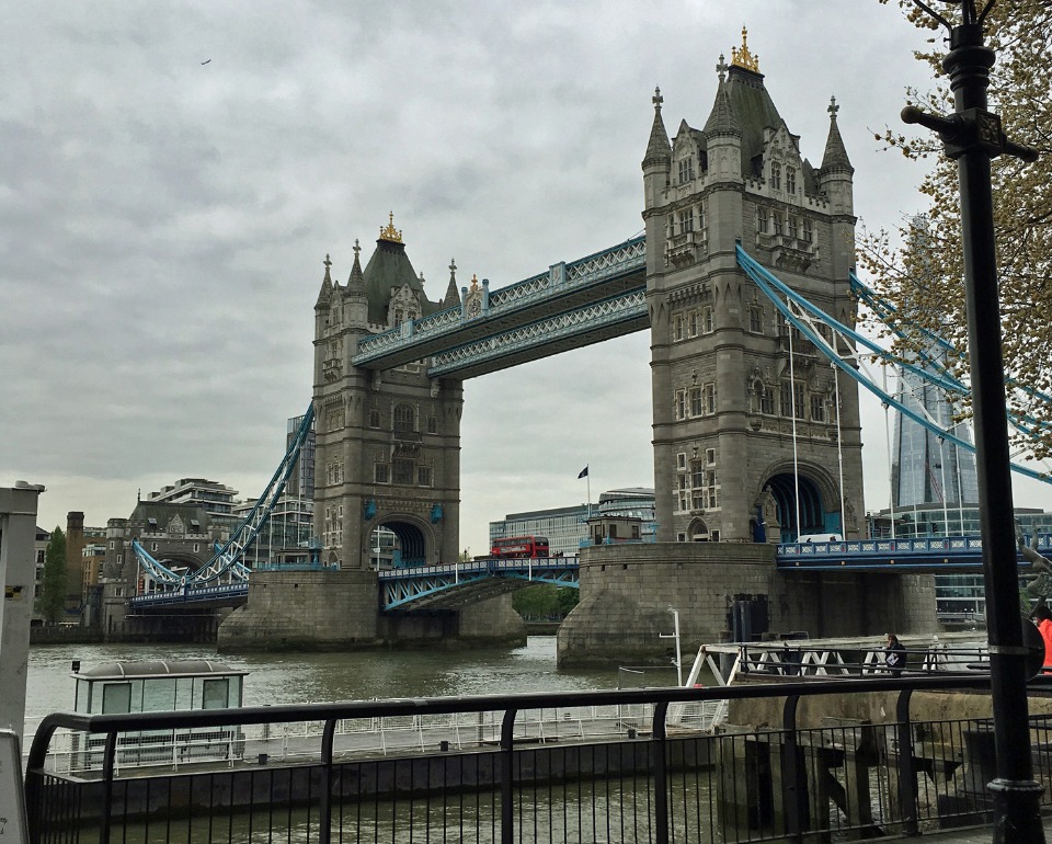 ロンドンの観光名所のひとつ、タワーブリッジ。ロンドンマラソンではコース20キロ地点にあたる。（撮影：星野恭子／2017年4月）